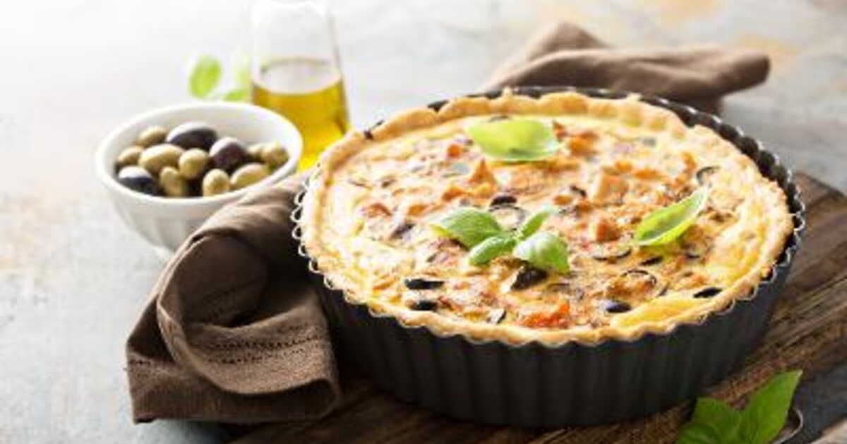 Un clafoutis salé au chèvre et olives pour des repas d'été mémorables