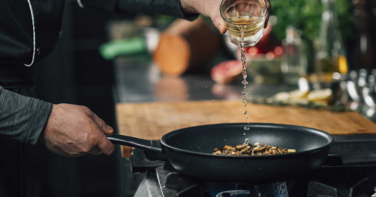 Remplacer le vin blanc en cuisine : des alternatives savoureuses