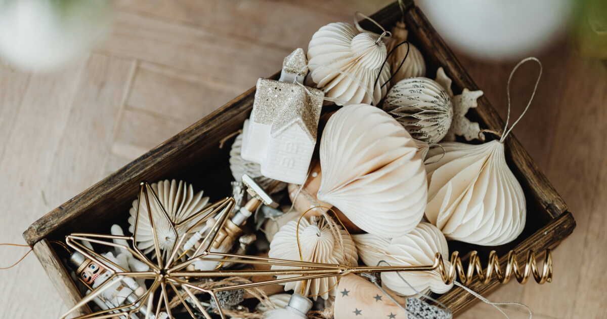 Créez des boules en papier coloré pour une décoration festive