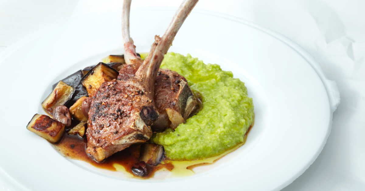 Côtelettes d'agneau et crème de fève au thym