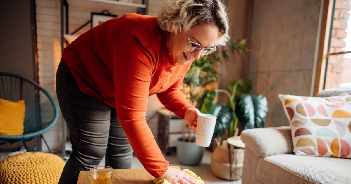 L'art du ménage : doit-on passer l'aspirateur avant ou après la poussière ?