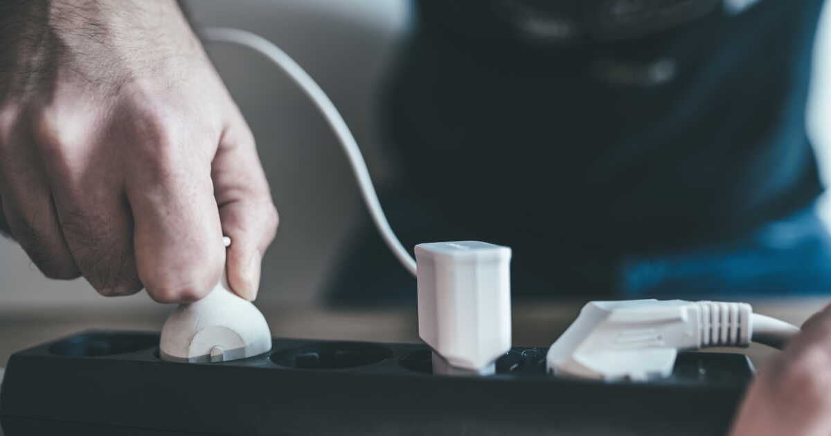 Les dangers cachés des multiprises : les appareils à éviter à tout prix