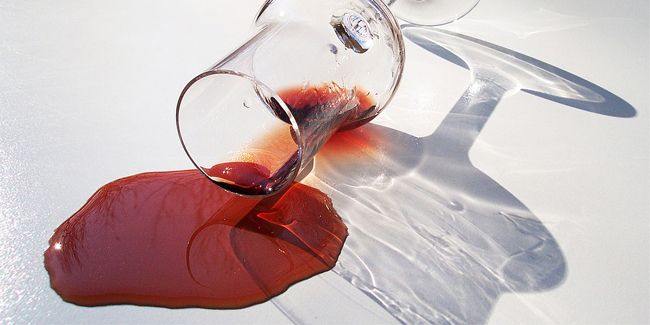 Retrouvez votre linge impeccable : astuces infaillibles pour éliminer les taches de vin