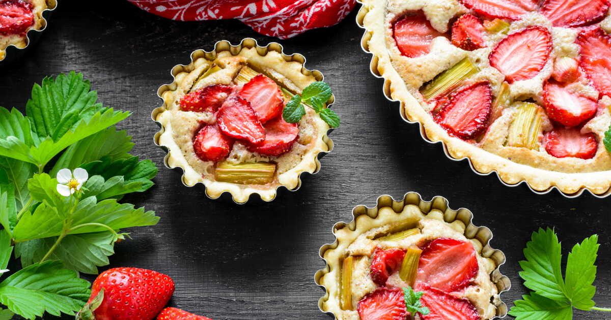 La délicieuse tarte aux fraises et à la rhubarbe de Cyril Lignac