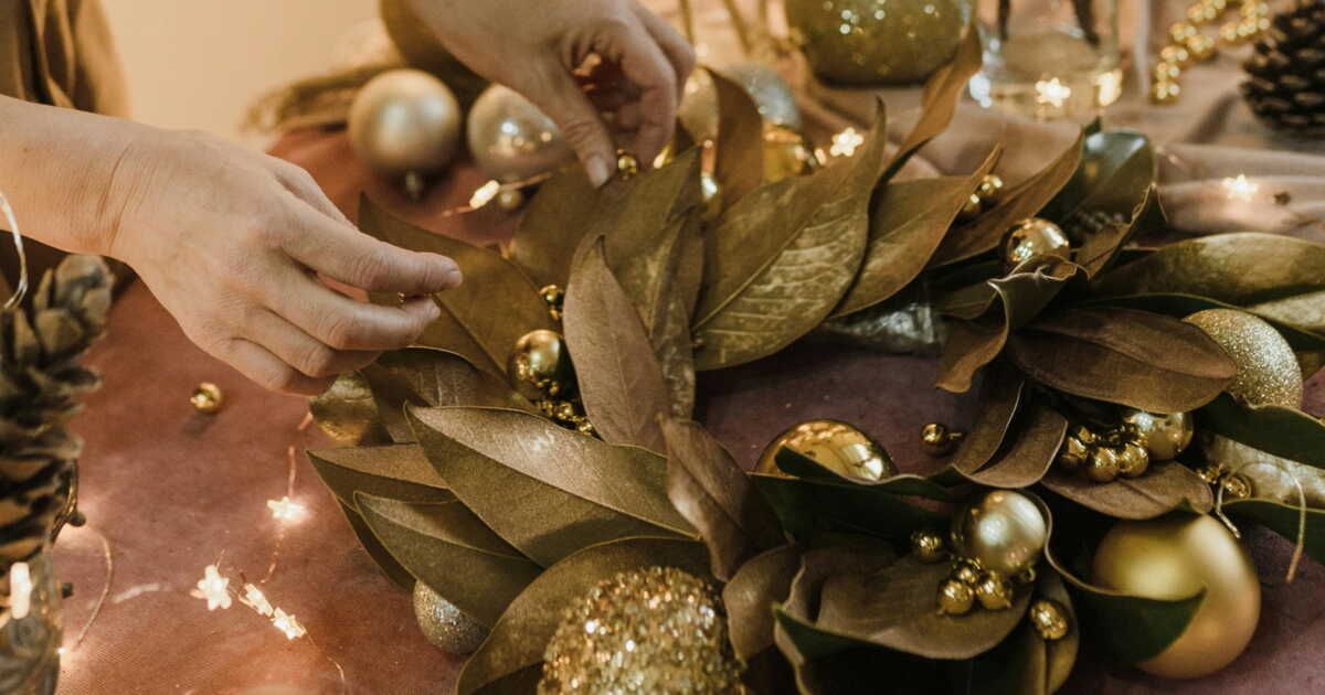 Illuminez vos fêtes avec des couronnes de Noël en métal à repousser