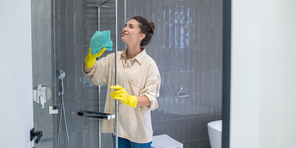 5 astuces pour redonner vie à une paroi de douche encrassée