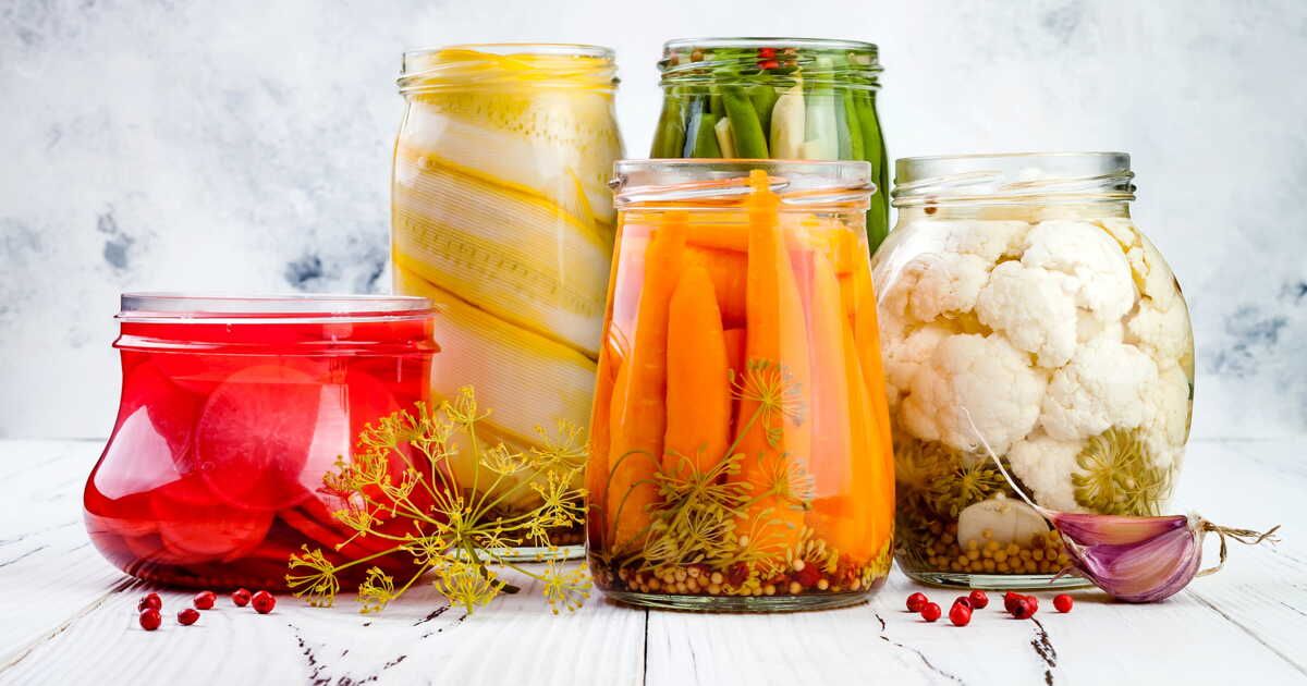 5 astuces pour retirer facilement les étiquettes des bocaux en verre