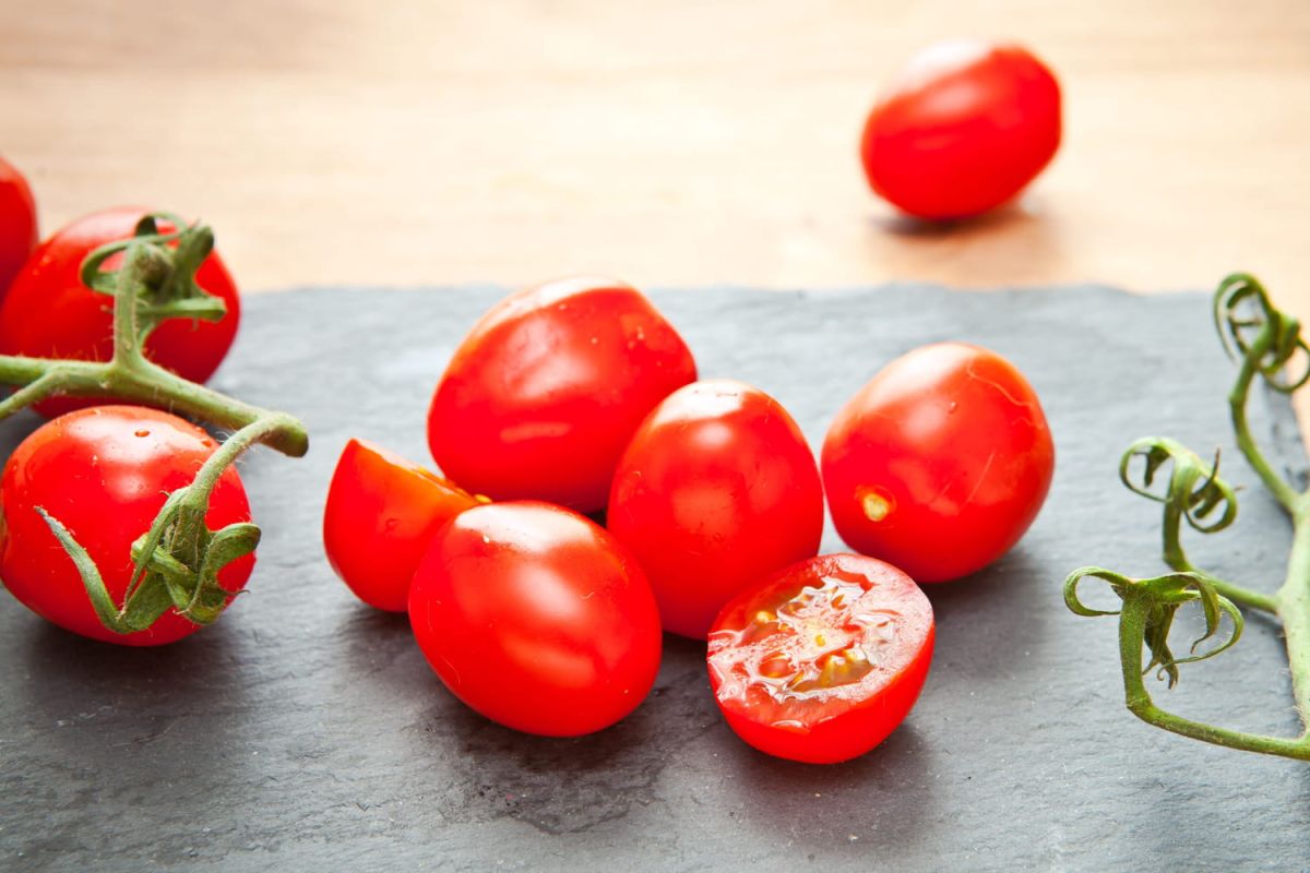 la méthode infaillible pour couper des tomates cerises en un clin d'œil