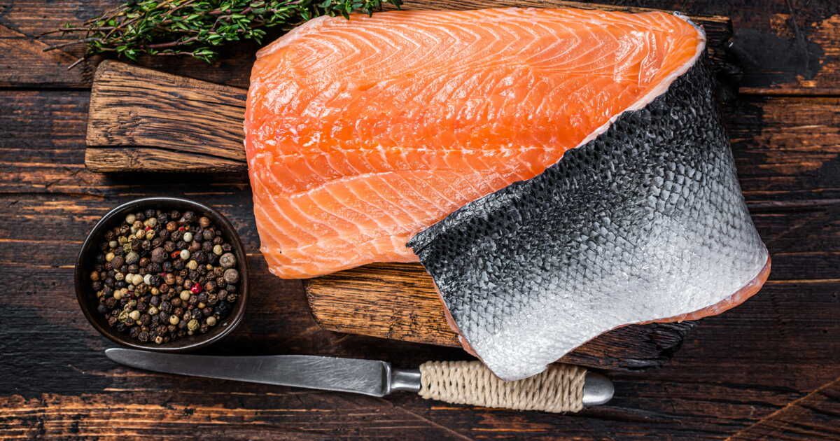 Découvrez l'astuce rapide pour retirer la peau du saumon comme un chef