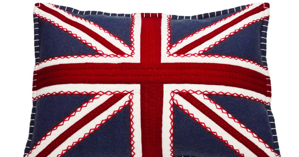 un coussin qui célèbre le drapeau anglais avec style