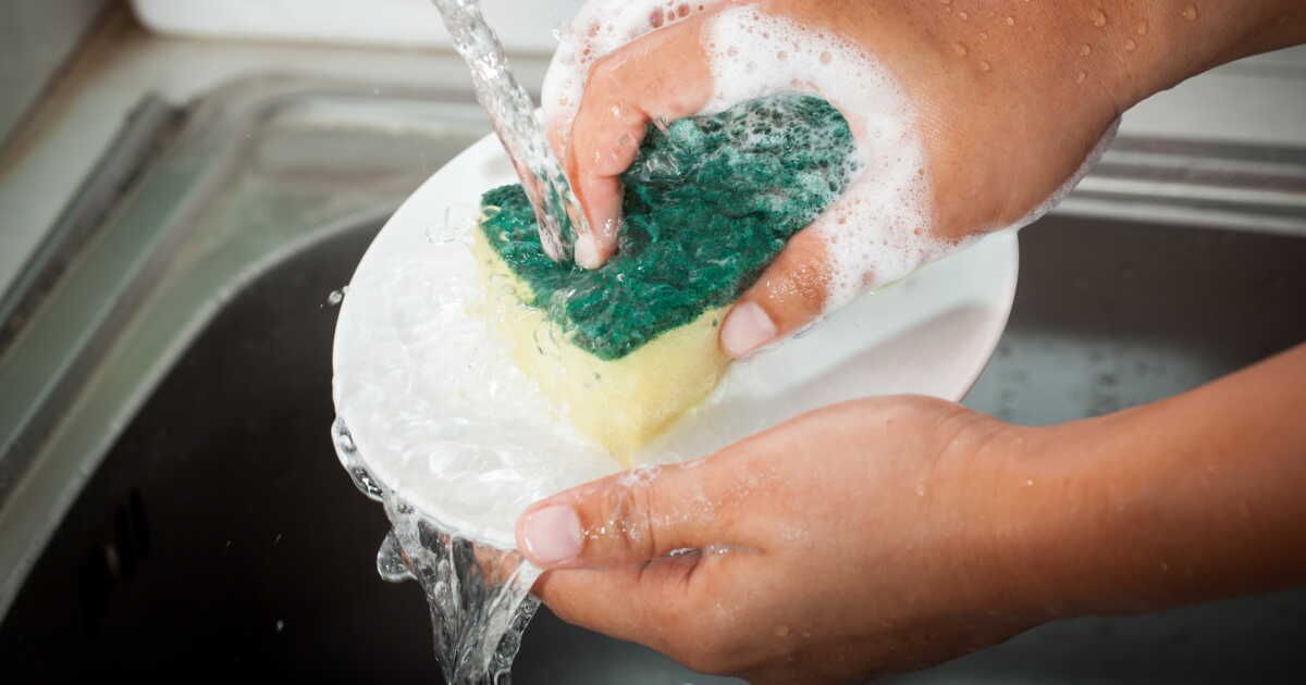 Découvrez la recette anti-gaspillage du liquide vaisselle fait maison