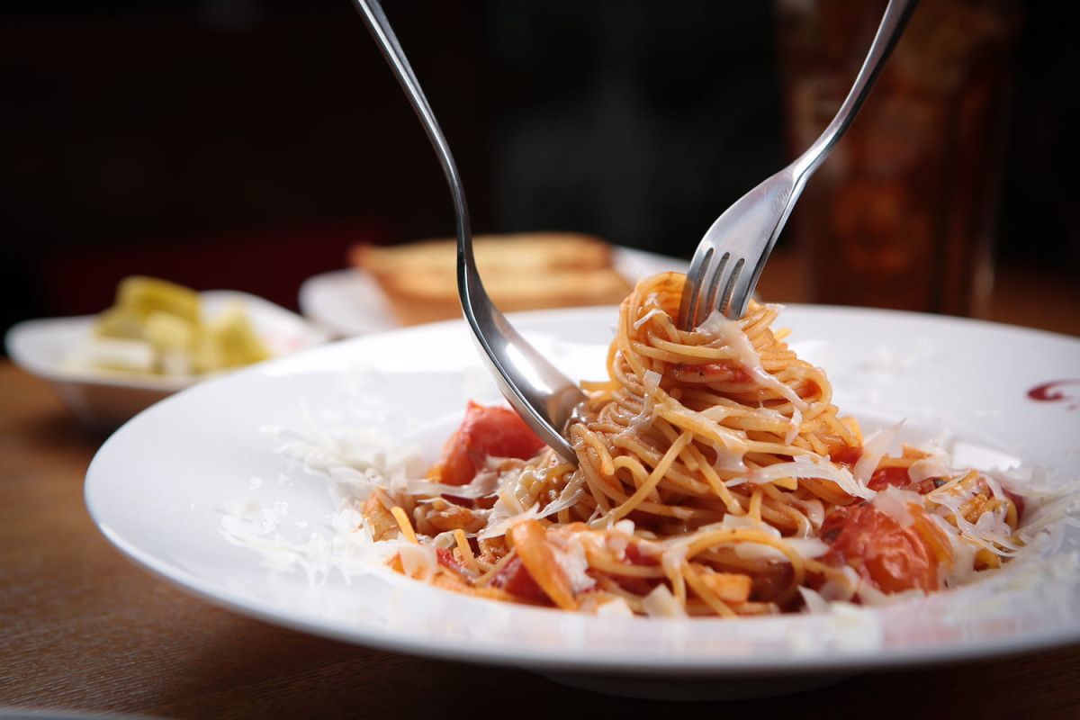 Découvrez les spaghettis all'amatriciana de Simone Zanoni pour une recette estivale légère