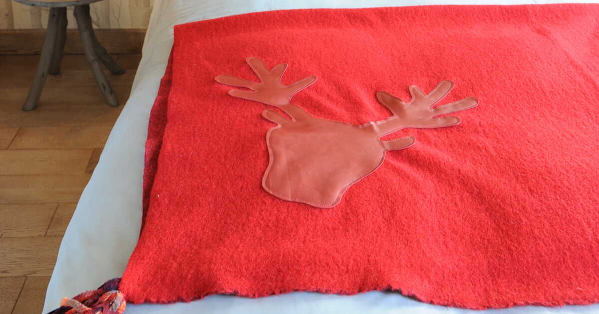 Un plaid élégant à tête de cerf et pompons