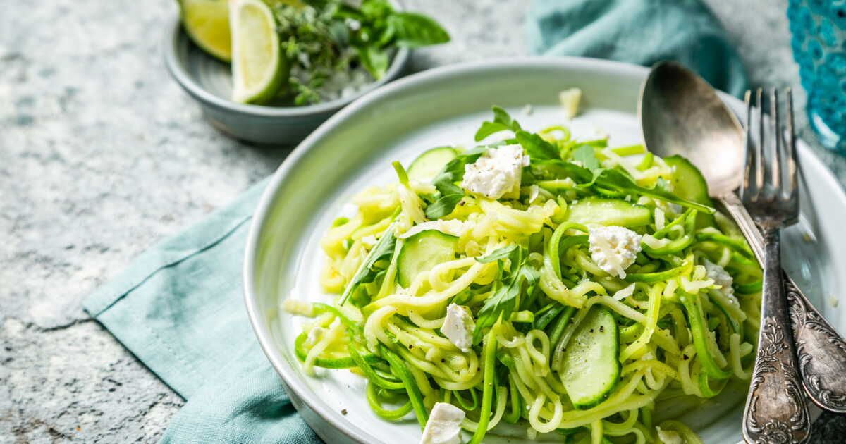 Découvrez la recette innovante : les spaghettis de courgettes et leur sauce au yaourt grec