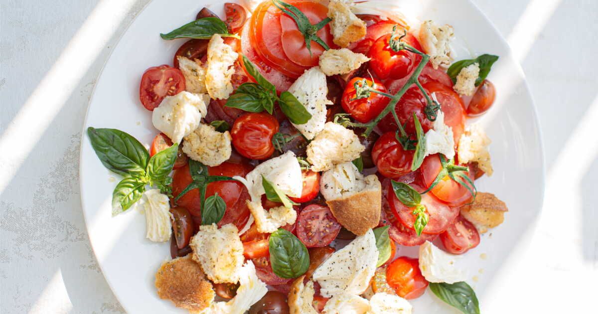 Recettes de salades estivales : réutilisez votre pain rassis avec créativité