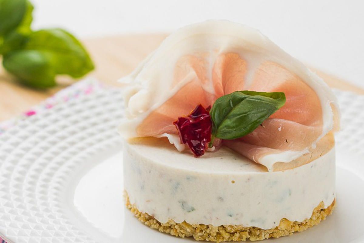 Cheesecake au St Môret®, Tomates Séchées et Basilic