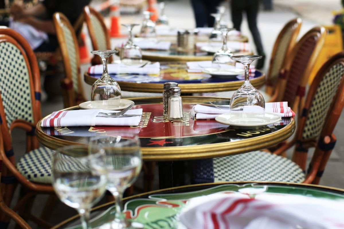 les secrets d'une table idéale au restaurant révélés par un expert