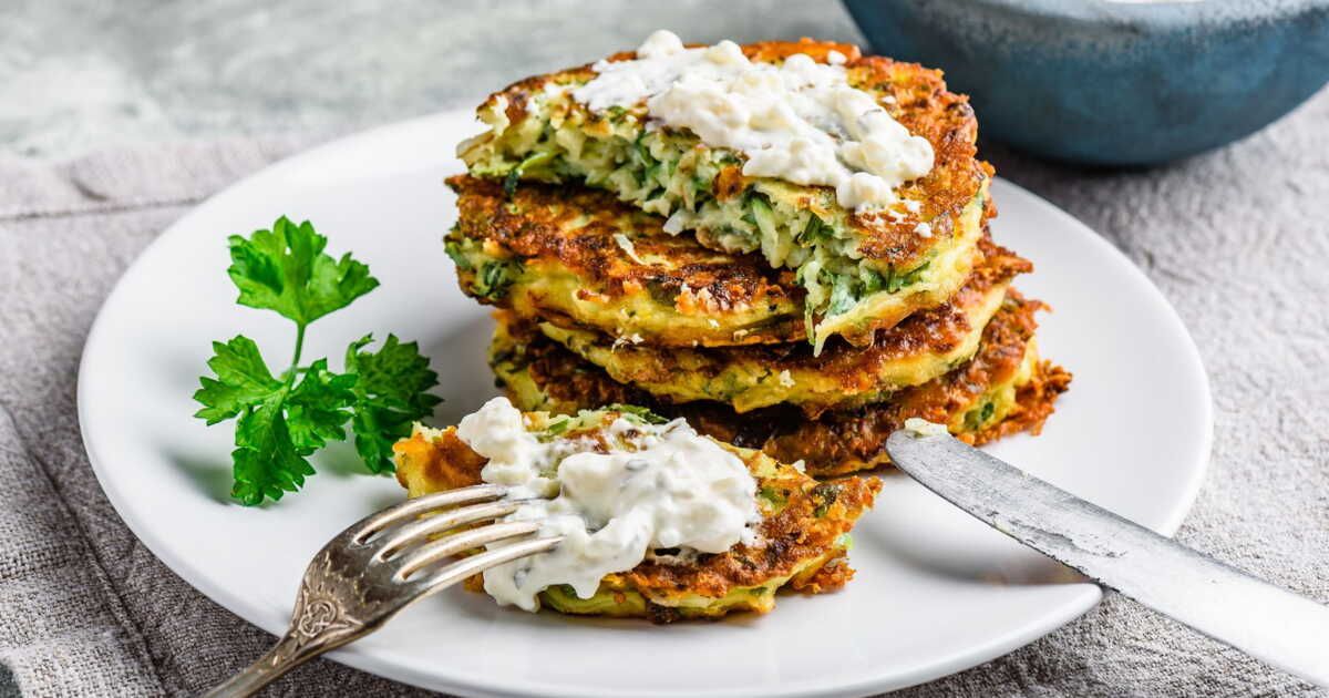 Des galettes grecques à la courgette et feta pour un voyage gourmand