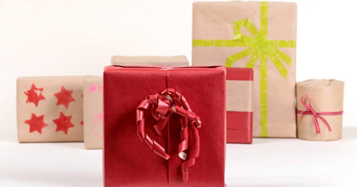 Des astuces créatives pour décorer vos paquets cadeaux sans bolduc