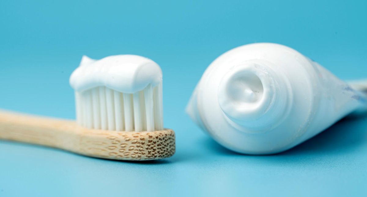 Les étonnantes vertus du dentifrice au-delà du brossage