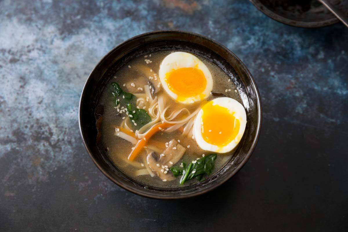 Une soupe miso réconfortante aux champignons et œuf mollet