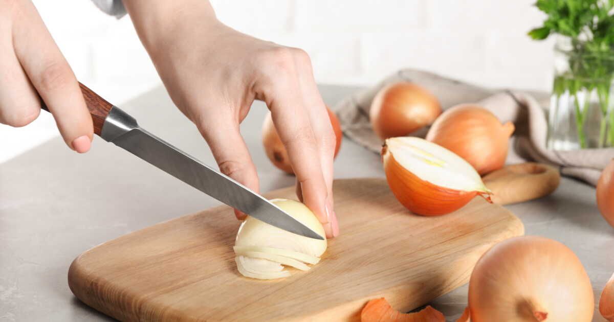 L'astuce de grand-mère pour découper des oignons sans larmes