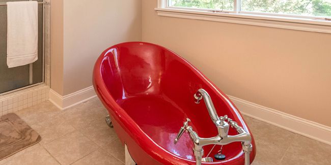 Redonnez vie à votre baignoire : guide de peinture facile