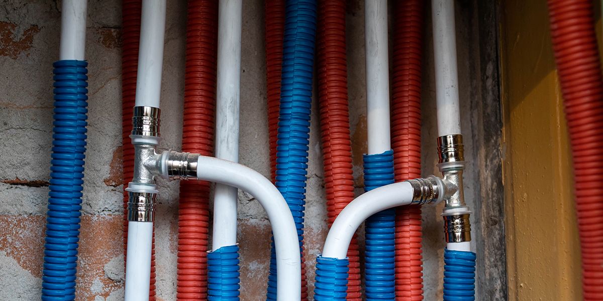 Des astuces créatives pour masquer vos tuyauteries apparentes