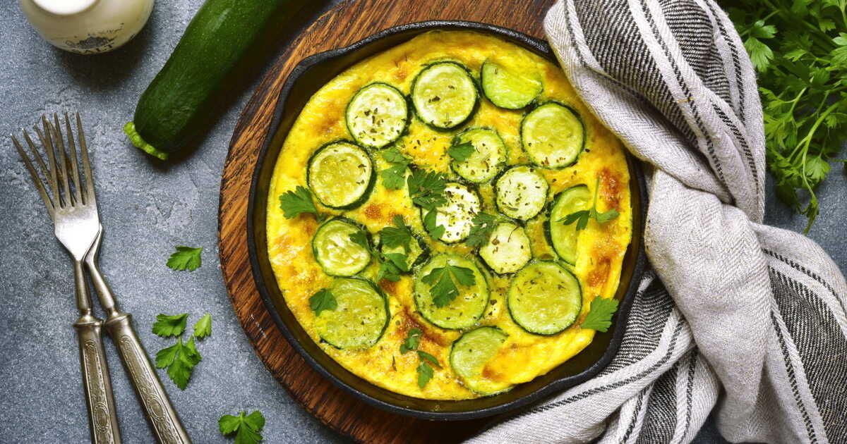 Savourez une frittata de courgettes pour un dîner léger et délicieux