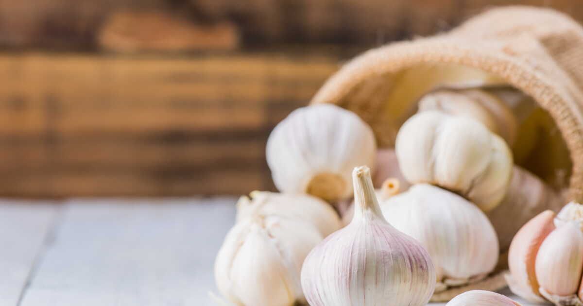 4 astuces avec des épluchures d’ail