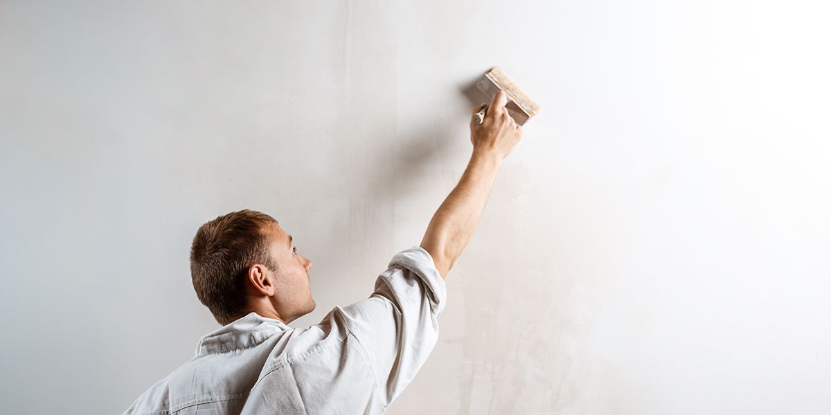 Préparer votre mur pour un papier peint : les étapes essentielles