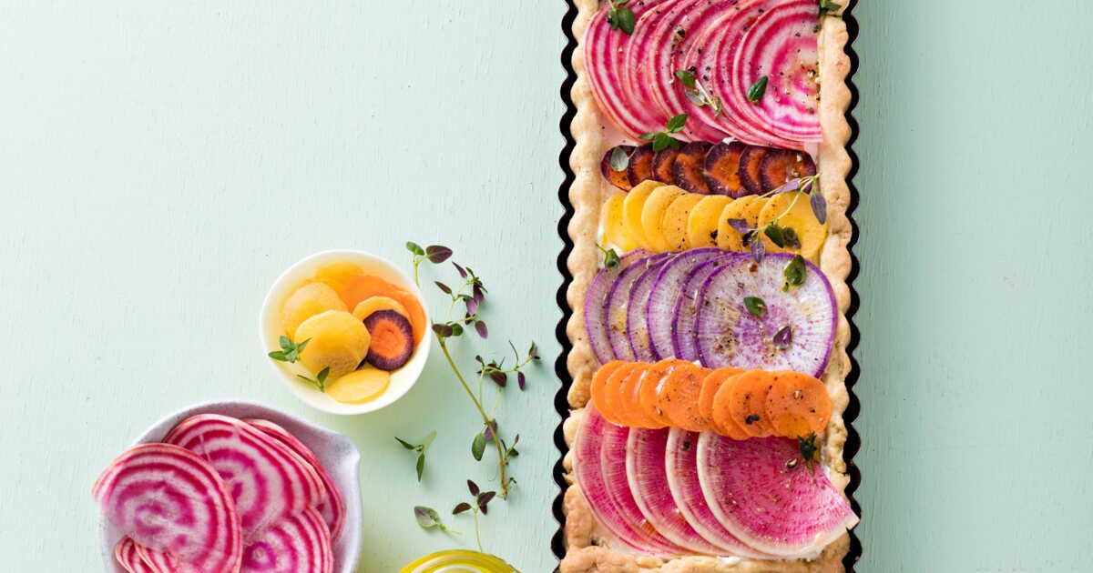 Découvrez la tarte rectangle aux radis, betteraves et carottes