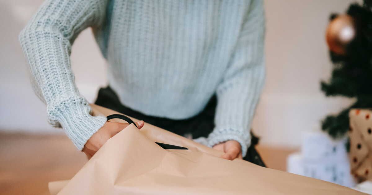 Emballer un cadeau rond : astuces simples et efficaces