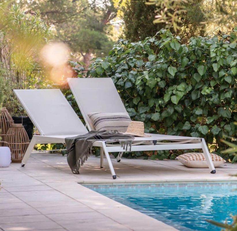 Détente à deux : le bain de soleil double d'Alinéa à prix réduit