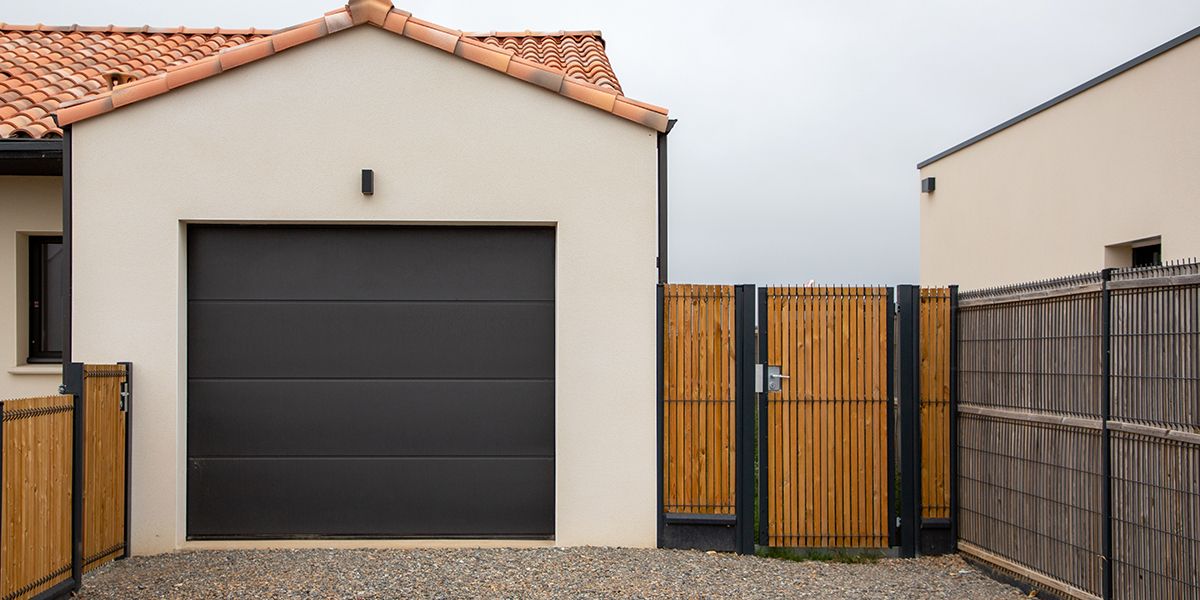 Bien choisir sa porte de garage : astuces et coûts à connaître