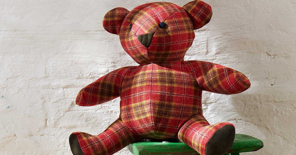 Un ourson en tartan : le must-have pour les passionnés de couture