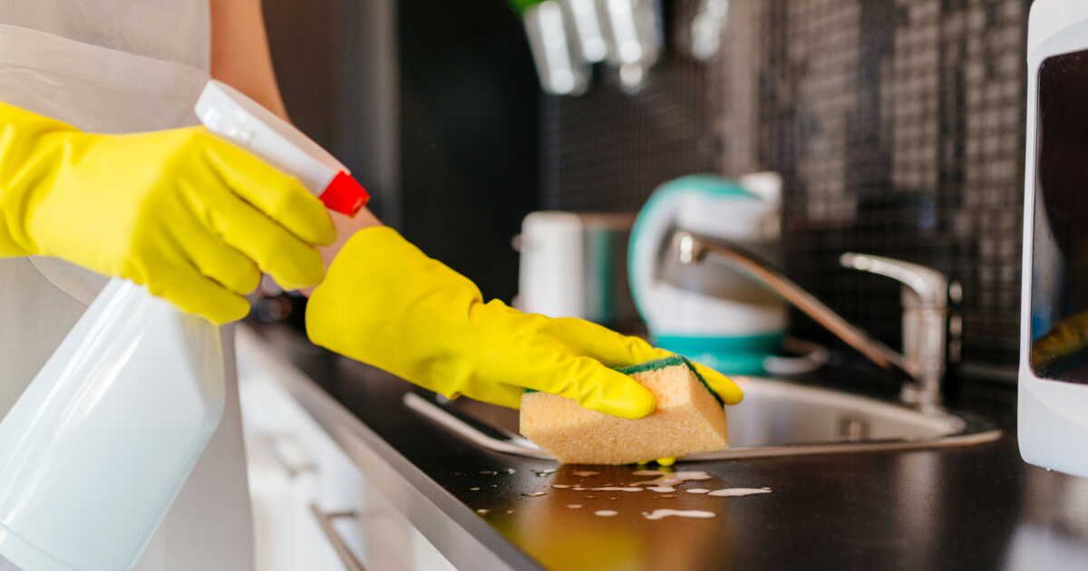 Des meubles de cuisine noirs sans traces : la solution rapide et économique