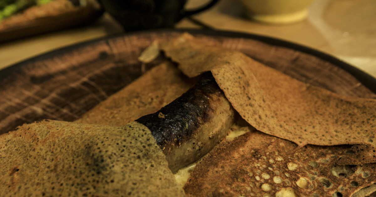 Découvrez la galette saucisse, une spécialité bretonne incontournable