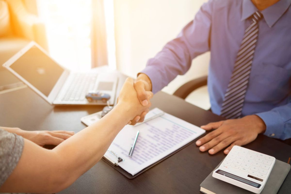 Une nouvelle chance pour les seniors : le programme qui transforme la reconversion professionnelle