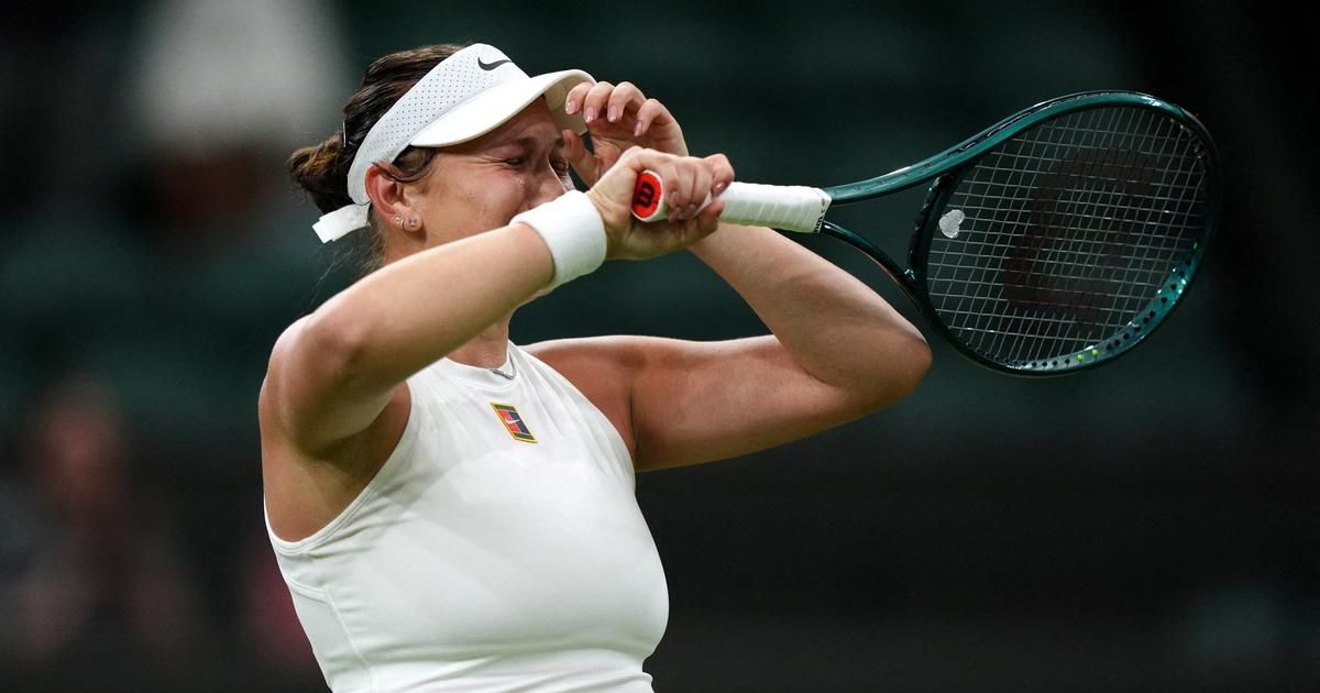 Quand l'arbitre demande au public de faire silence pour le service au cœur de Wimbledon