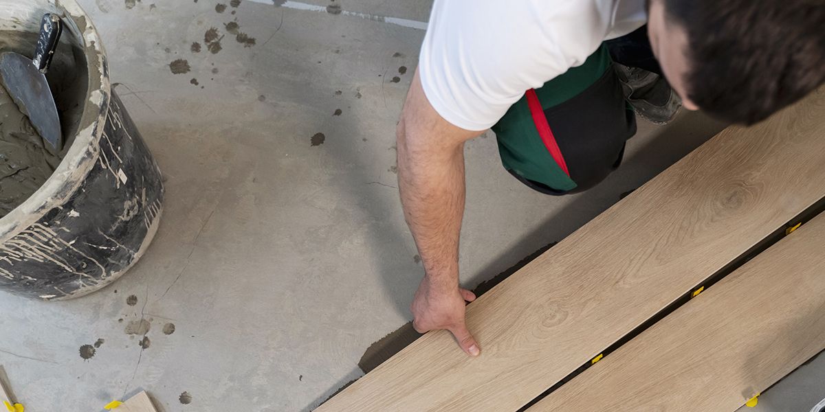 Coller du bois sur béton : astuces pratiques et méthodes efficaces
