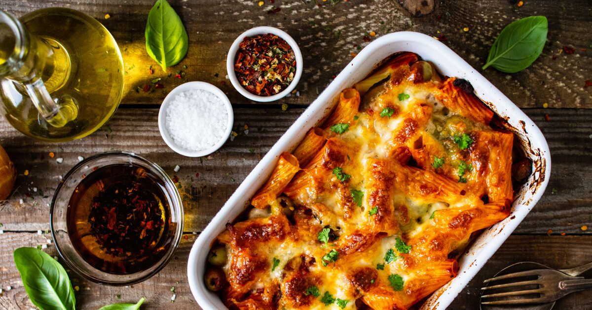 Dégustez le gratin de pâtes aux aubergines et champignons de Cyril Lignac