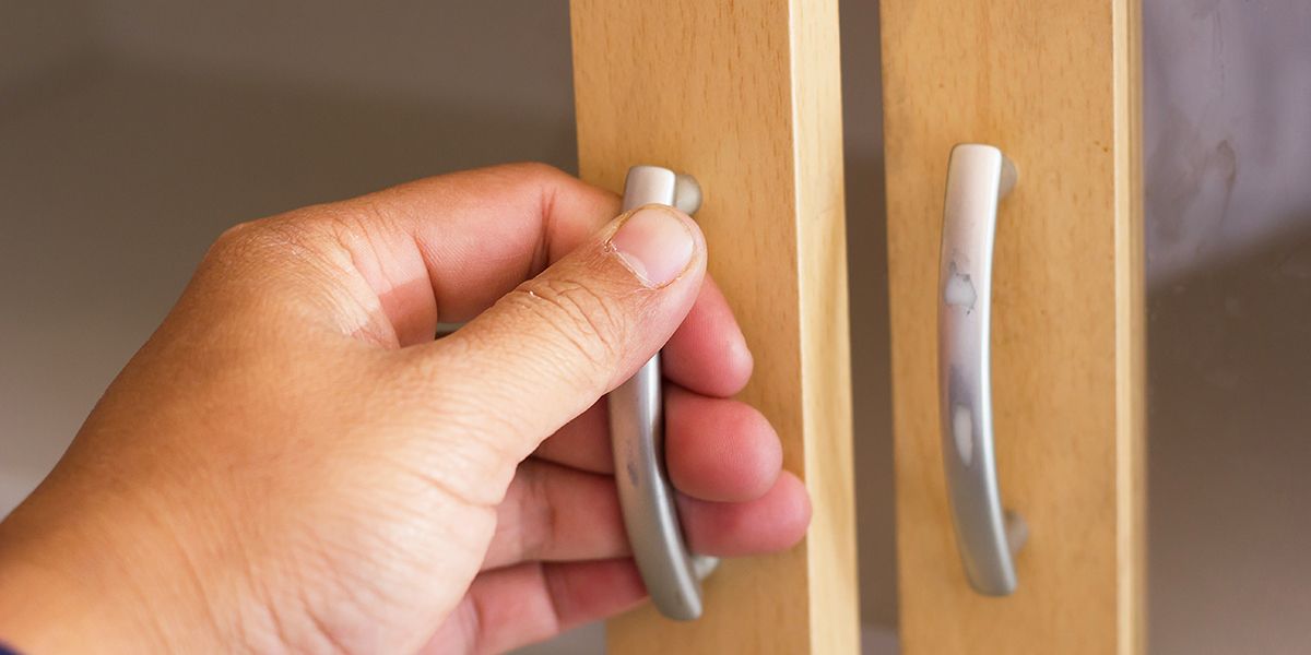 Réglez facilement vos portes de placard pour un intérieur harmonieux