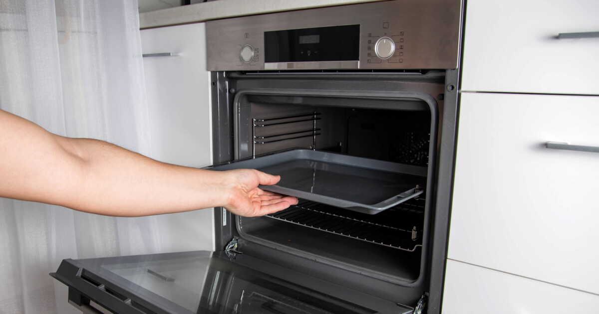 Des astuces pratiques pour nettoyer la plaque de votre four