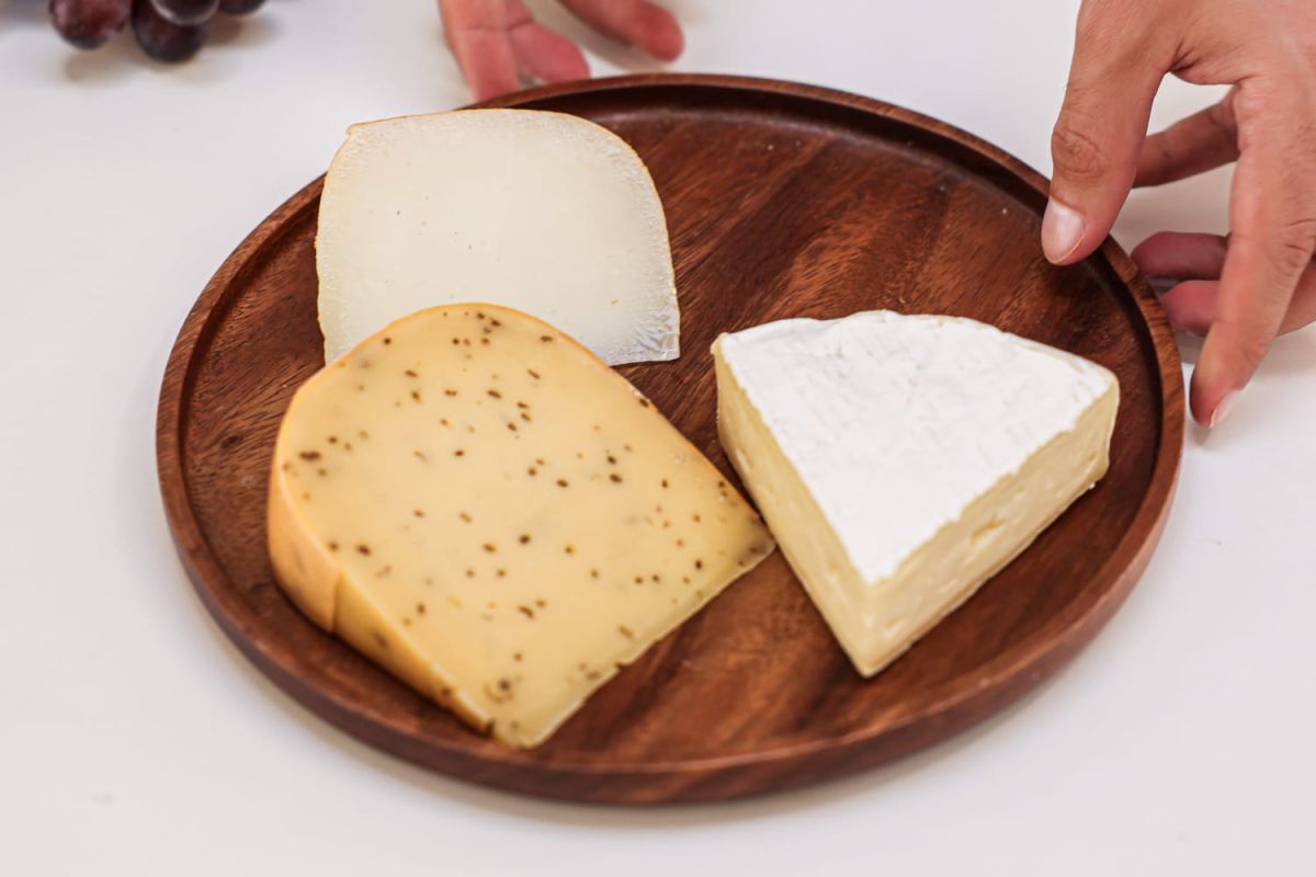 Les secrets des croûtes de fromage : à manger ou à laisser ?