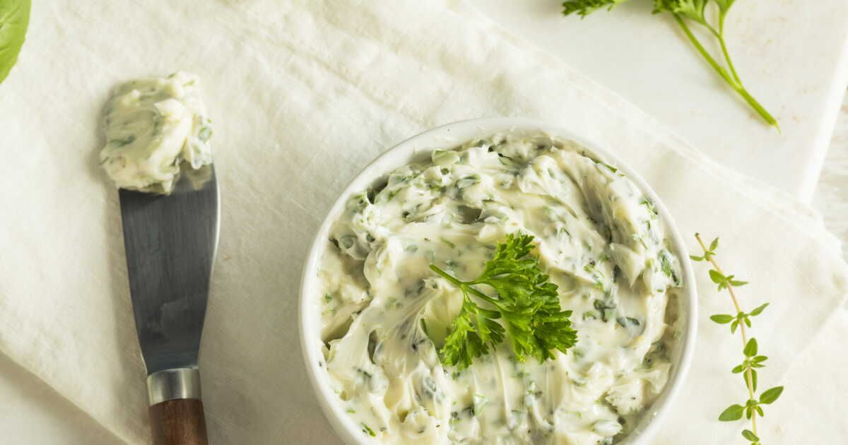 Comment faire un beurre d'ail pour accompagner une viande rouge ? La recette facile