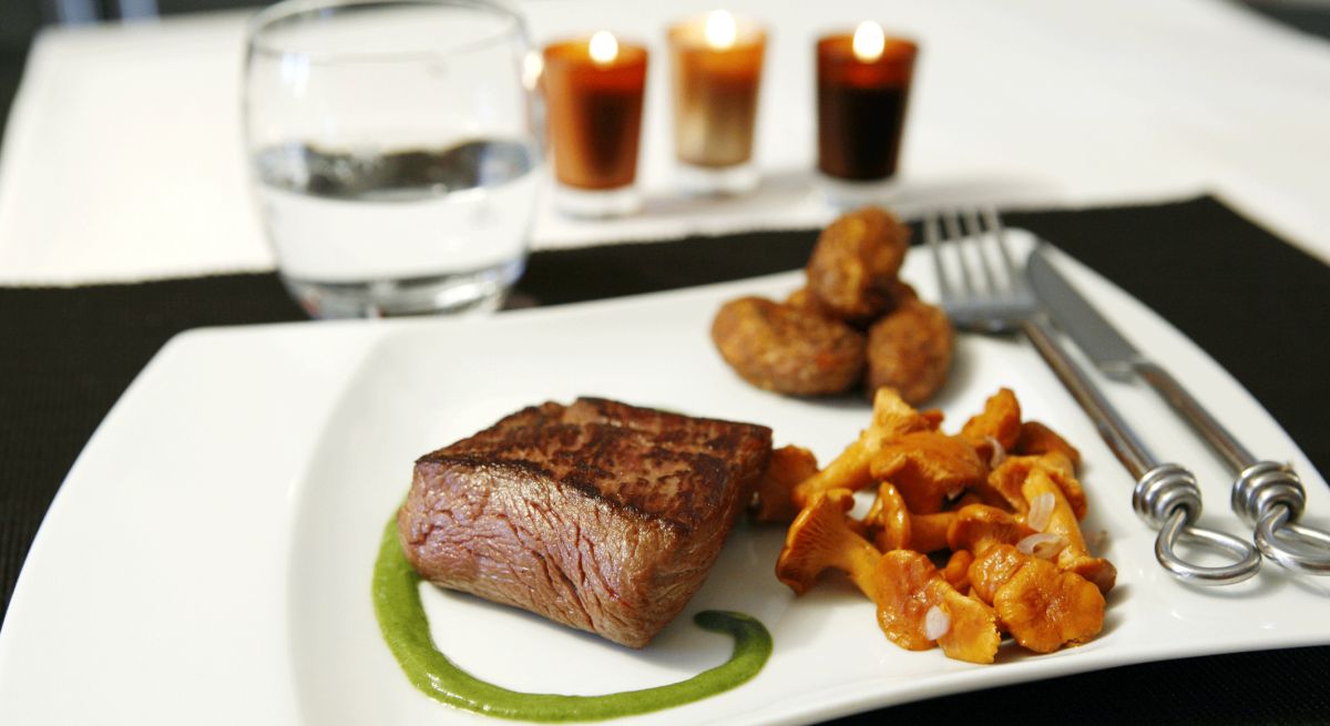 Des steaks d'autruche aux girolles et crème de persil