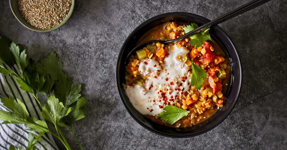 Découvrez le dahl de lentilles corail avec des œufs pour un dîner cocooning