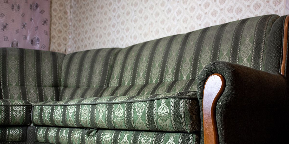 Redonnez vie à votre vieux canapé avec des astuces astucieuses et économiques
